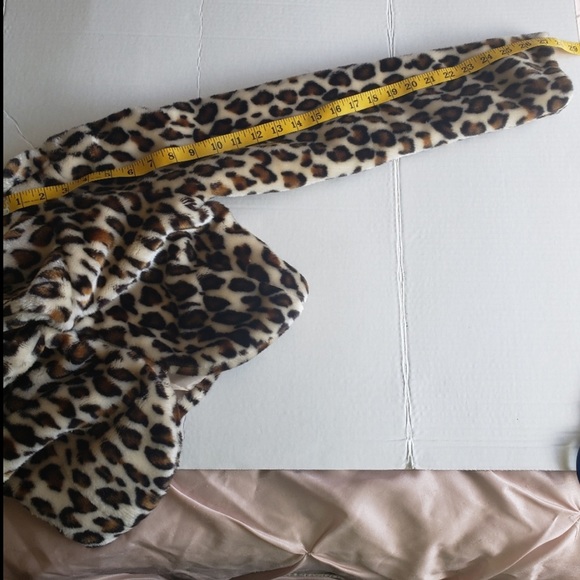 ♻️Wet Seal Faux Fur Leopard Print Crop Top Jacket/Vest size Small - Picture 12 of 13